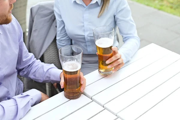 Casal de negócios segurando copos de cerveja — Fotografia de Stock