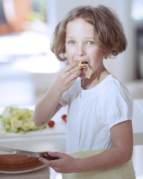 Jong meisje eten Salade — Stockfoto