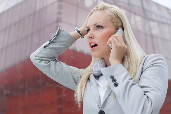 Affärskvinna kommunicera på mobiltelefon — Stockfoto