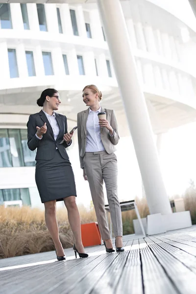 Geschäftsfrauen unterhalten sich vor dem Bürogebäude — Stockfoto