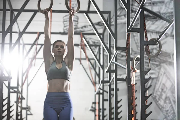 Självsäkra kvinnan tränar med Gymnastringar — Stockfoto