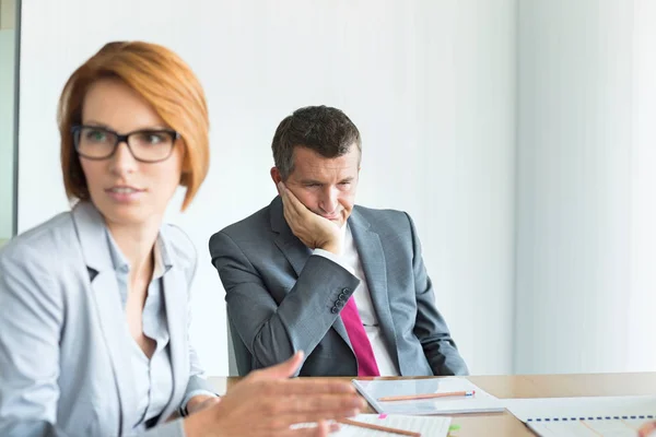 Aburrido hombre de negocios en reunión de conferencia —  Fotos de Stock