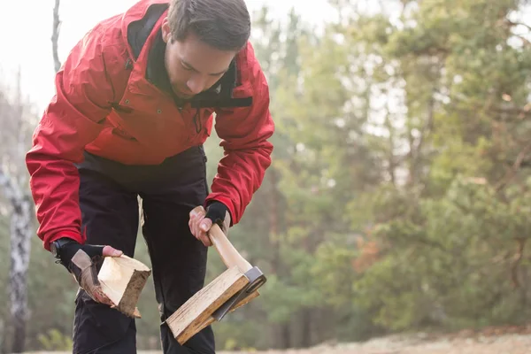 Wanderer hackt Brennholz im Wald — Stockfoto