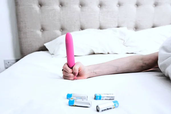 Mulher segurando um Vibrador — Fotografia de Stock