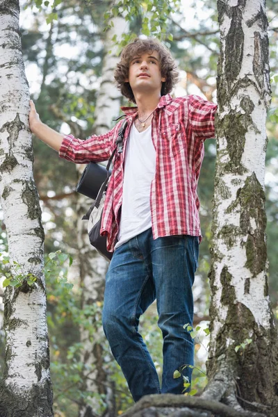 Мужчина турист в лесу — стоковое фото