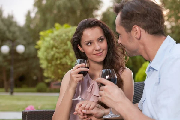 Casal romântico ter vinho tinto — Fotografia de Stock