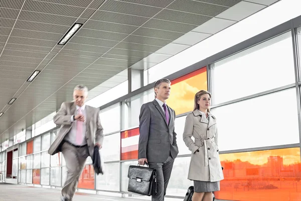 Ondernemers lopen in railroad station — Stockfoto