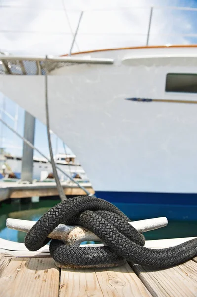 Yacht ormeggiato su un pontone — Foto Stock