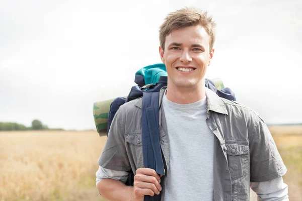 Senderista masculino con mochila —  Fotos de Stock