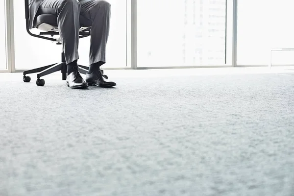 Homme d'affaires assis sur une chaise de bureau — Photo