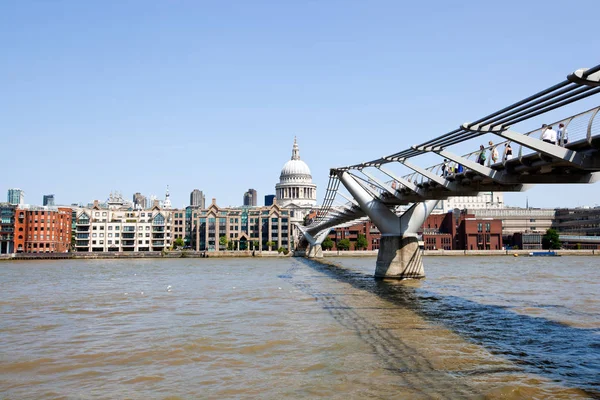 Londra 'daki Milenyum Köprüsü — Stok fotoğraf