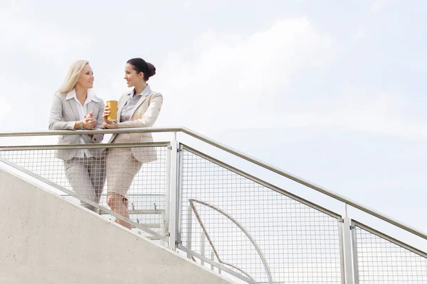 Young businesswomen talking — Stock Photo, Image