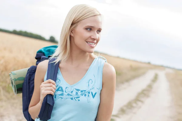 Schöne Frau mit Rucksack — Stockfoto