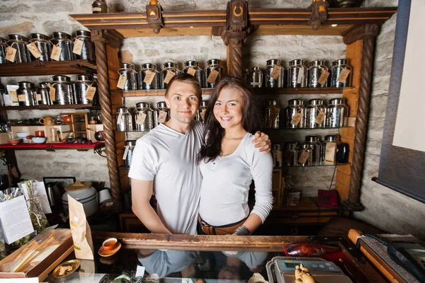 Couple standing together in tea store — Stock Photo, Image