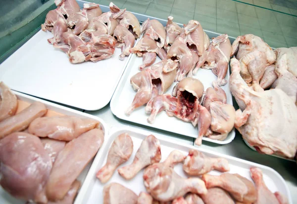 Variedade de pedaços de frango cru — Fotografia de Stock