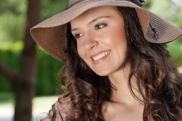 Frau mit Sonnenhut im Park — Stockfoto