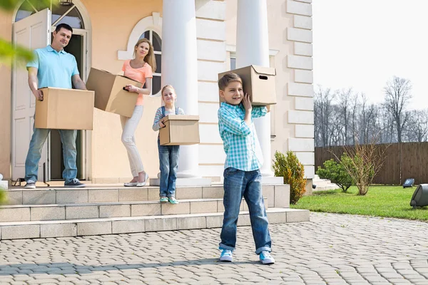 Family with cardboard boxes — Stock Photo, Image