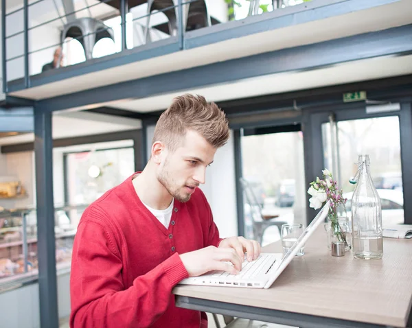 Jeune homme en utilisant un ordinateur portable — Photo