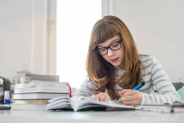 Gadis remajanya sedang mengerjakan PR — Stok Foto