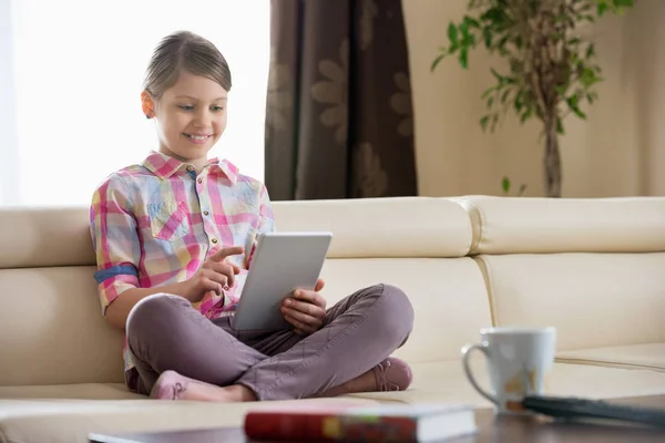 Flicka med hjälp av digitala tabletter — Stockfoto