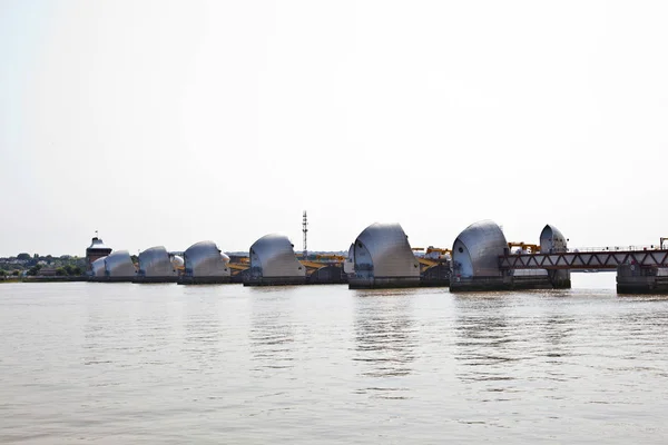 Thames barrier bij zonsopgang — Stockfoto