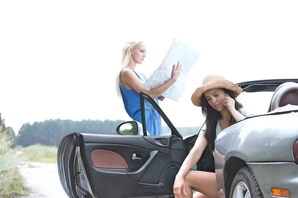 Vrouwen in Cabrio op weg — Stockfoto