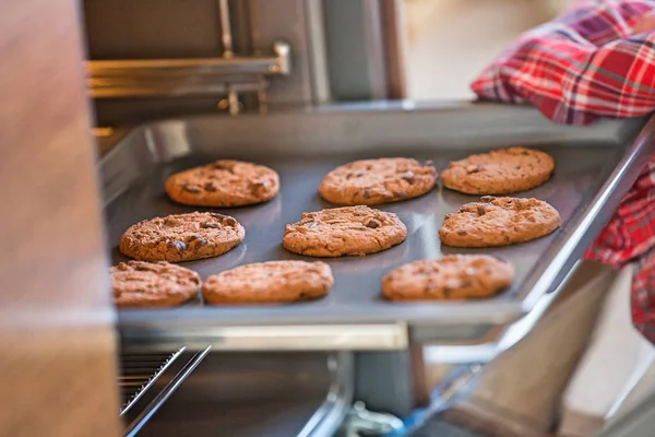 Kézi eltávolítása cookie tálcát a sütő — Stock Fotó