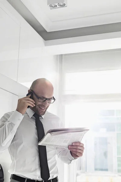 Gelukkig zakenman aanwezigheidsdienst — Stockfoto