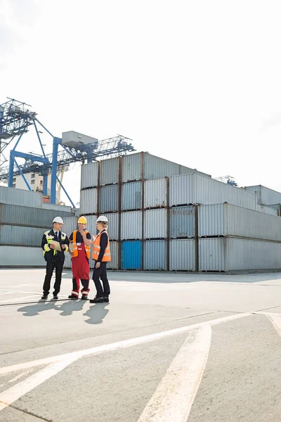 Workers talking in shipping yard — Stock Photo, Image