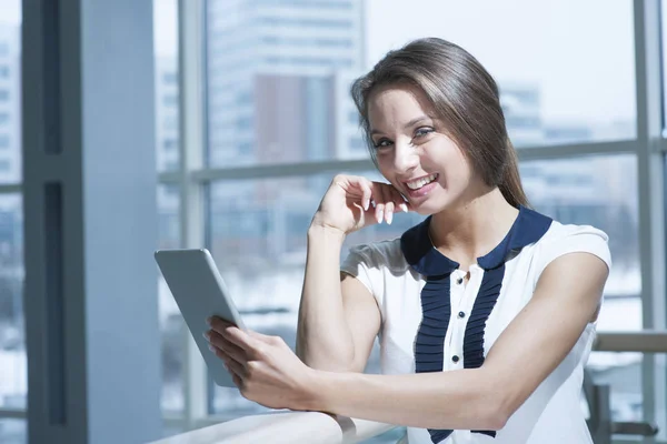 Geschäftsfrau mit digitalem Tablet — Stockfoto