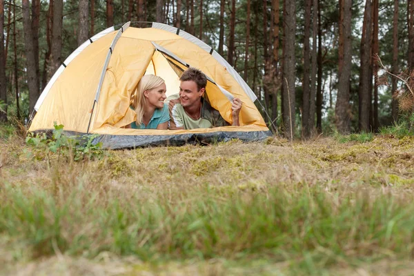 Pareja de camping en forest —  Fotos de Stock