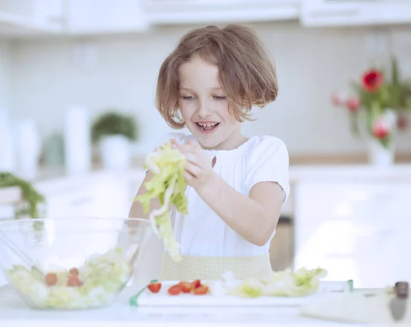 Chica colocando lechuga en ensaladera — Foto de Stock