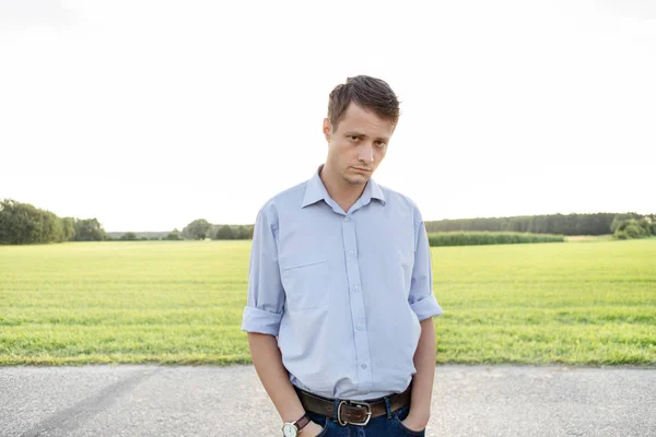 Hombre triste con las manos en los bolsillos — Foto de Stock