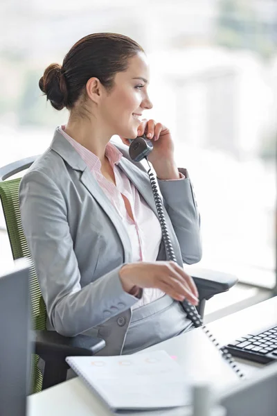 Empresaria hablando por teléfono fijo — Foto de Stock