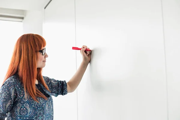 Imprenditrice che scrive sulla lavagna bianca — Foto Stock