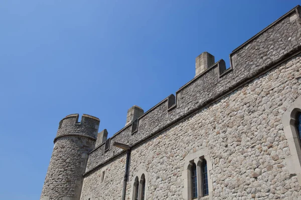 Tower of London tegen blauwe hemel — Stockfoto