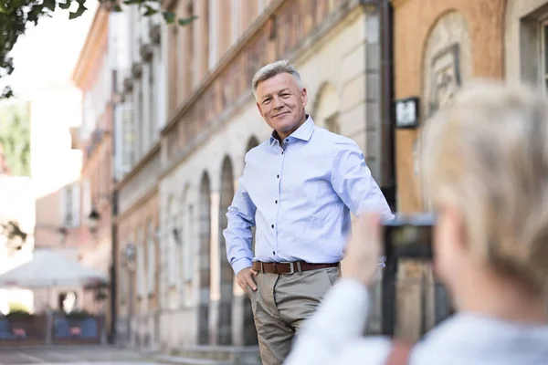 Donna di mezza età che fotografa l'uomo — Foto Stock