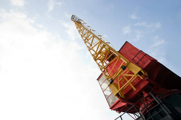 Guindaste acima do canteiro de obras — Fotografia de Stock