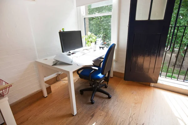 Intérieur du bureau avec ordinateur — Photo