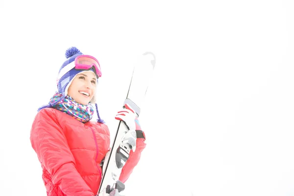 Frau trägt Ski im Schnee — Stockfoto