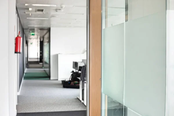 Estrecho pasillo en la oficina — Foto de Stock