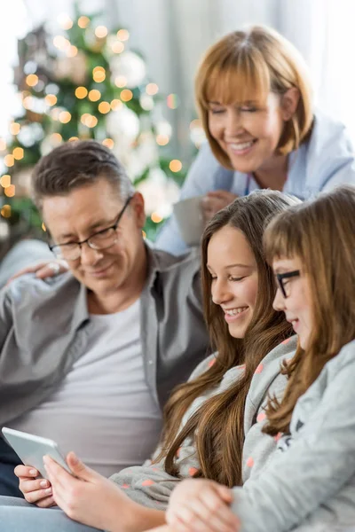 Familia usando Tablet PC — Foto de Stock