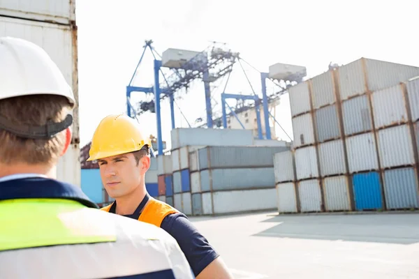 Lavoratori di sesso maschile nel cantiere navale — Foto Stock