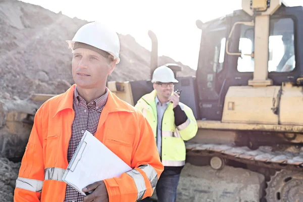 Инженер держит планшет на строительной площадке — стоковое фото