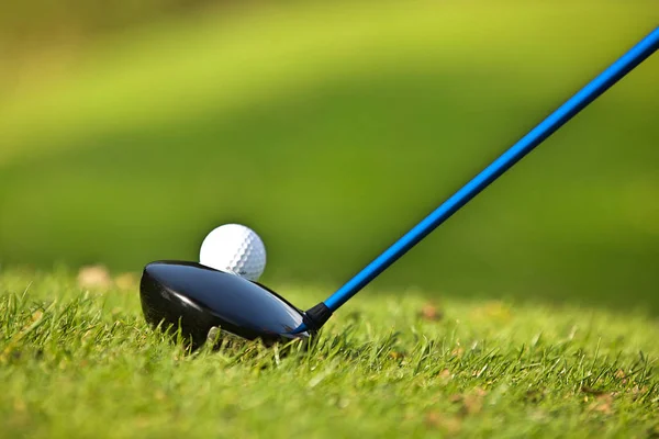 Een golf club en de bal — Stockfoto