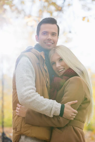 Glückliches Paar umarmt sich im Park — Stockfoto