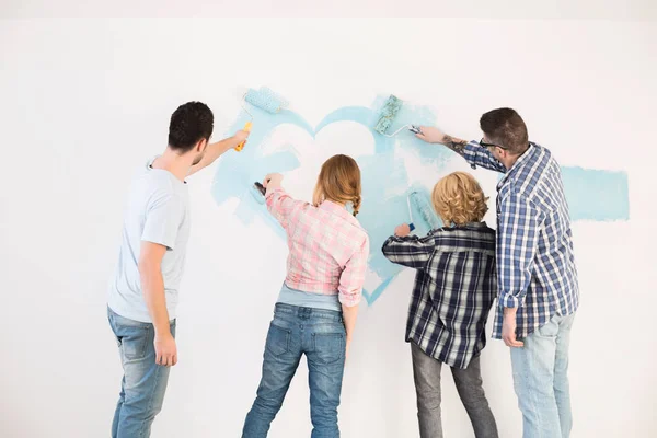 Couples painting wall — Stock Photo, Image