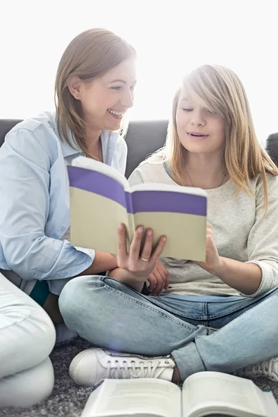 Mor medhjälpande dotter i läxor — Stockfoto