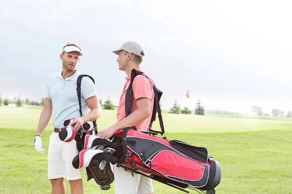 Manlig golfare kommunicera på golfbanan — Stockfoto
