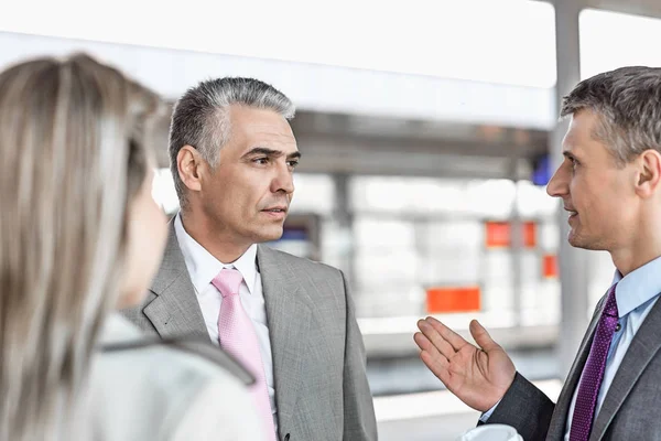 Geschäftsmann kommuniziert mit Kollegen — Stockfoto